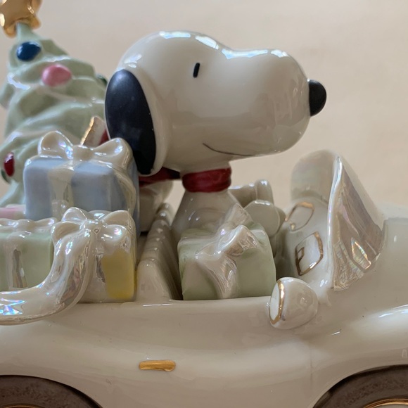 Lenox Holiday Snoopy Car Figurine with Gold Accents - Picture 12 of 16
